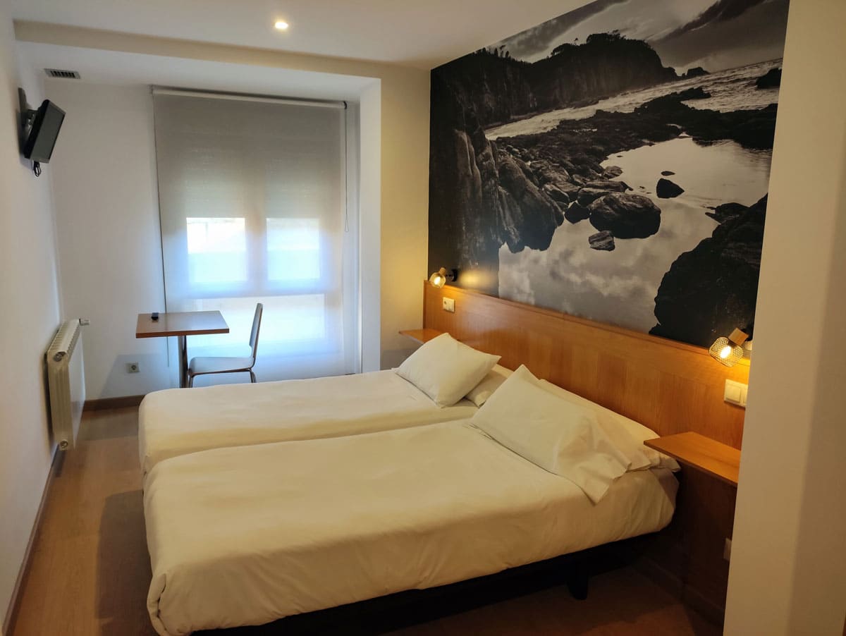 Vista general de la Habitación de dos camas adaptada, con decoración de vinilo de playa