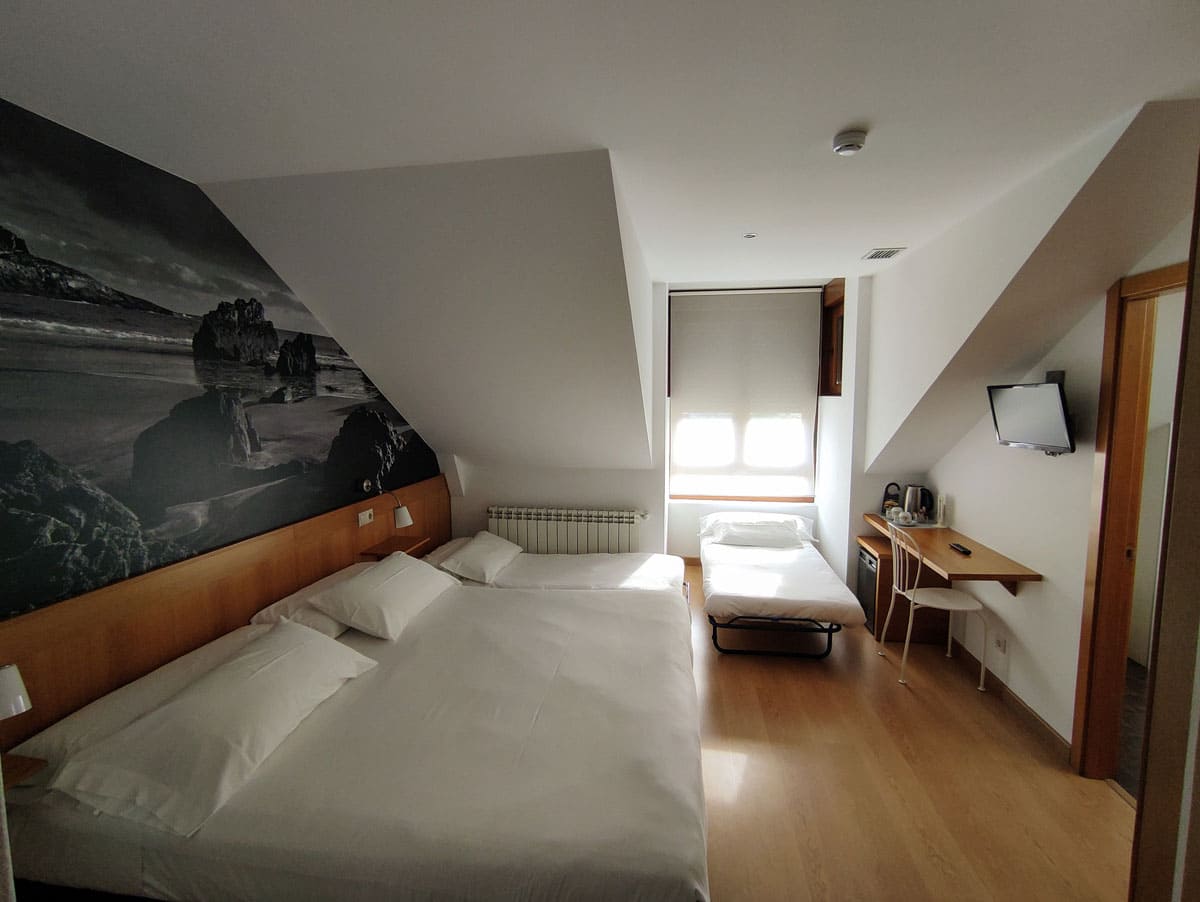 Habitación con cama de 1,50 en Hotel Dabeleria, y camas supletorias