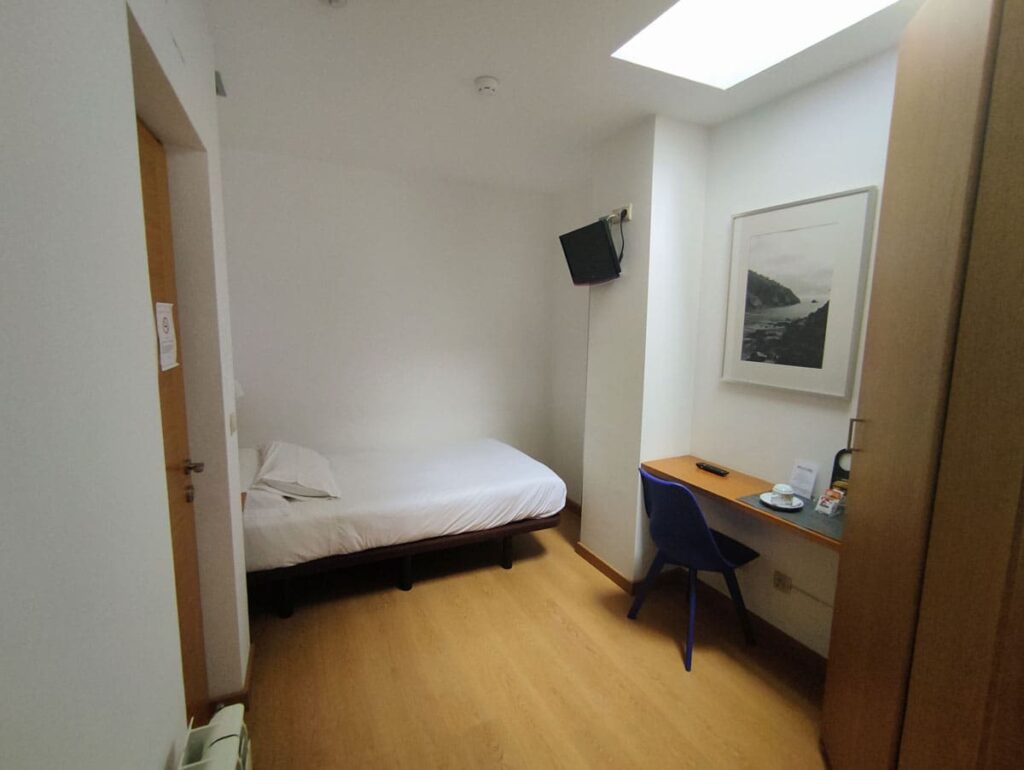 Vista general de la habitación individual con cama de 1,05